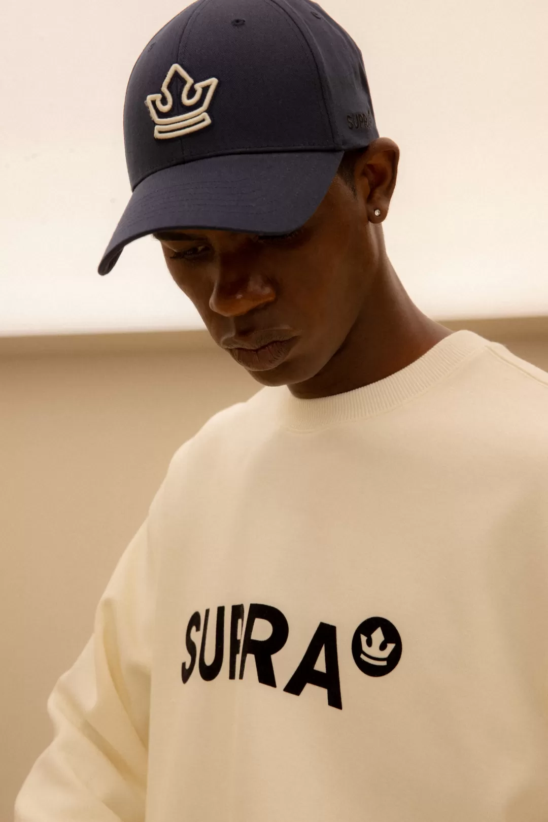 VARSITY STRUCTURED CROWN LOGO CAP^Supra Hot